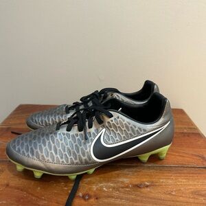 Nike Youth Magista Soccer Cleat Size 7